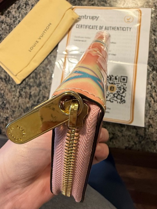 Louis Vuitton Valentine's Vernis
Monogram Limited Edition
Long Zippy Wallet - Picture 8 of 13